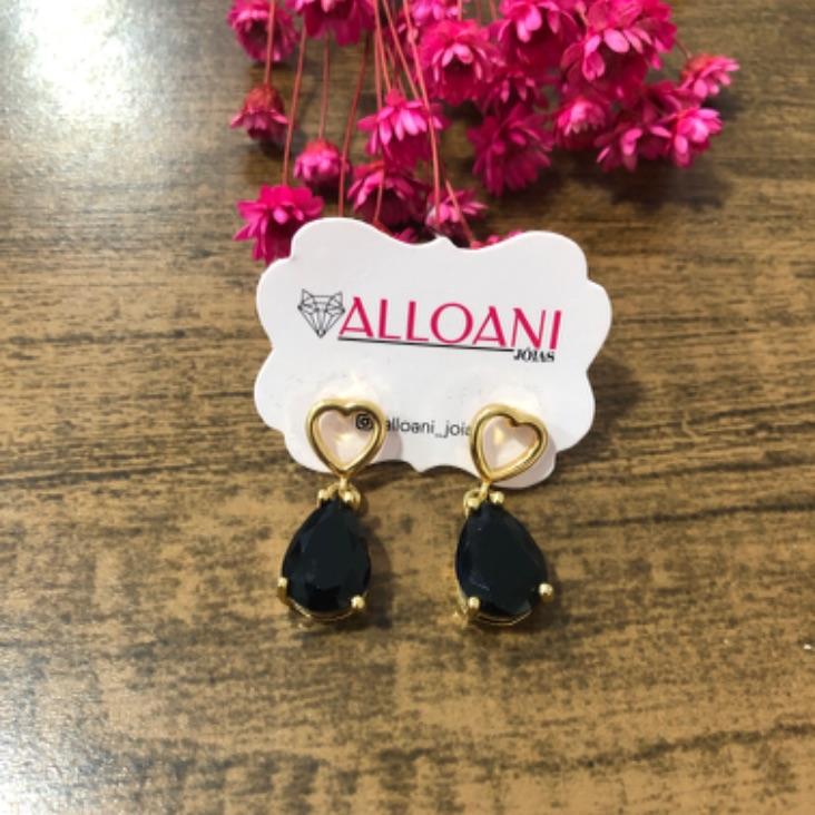 Brinco coração com gota preta pendurada