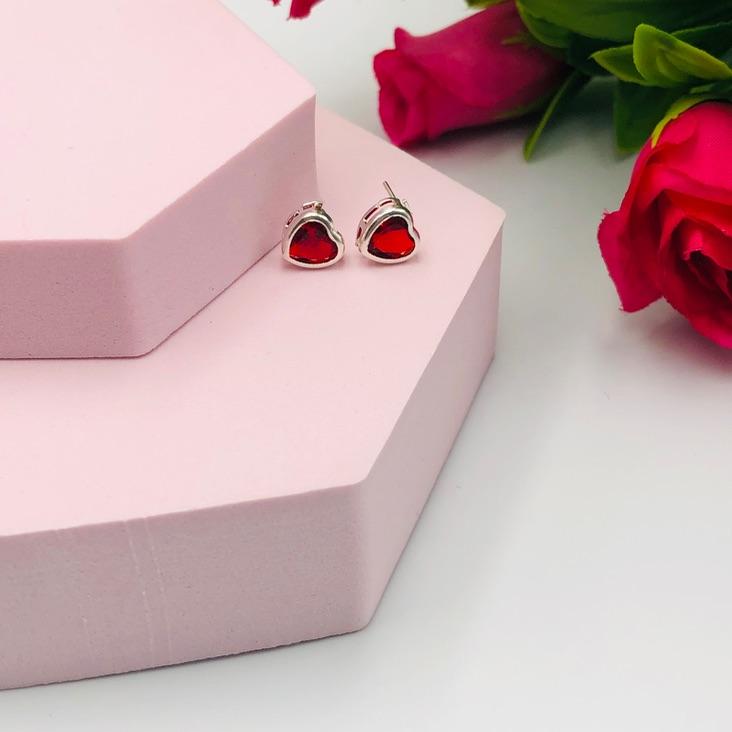 Brinco Coração com Pedra Vermelha