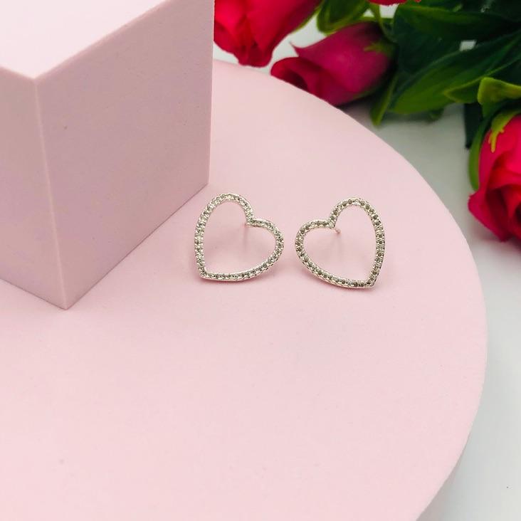 Brinco coração cravejado