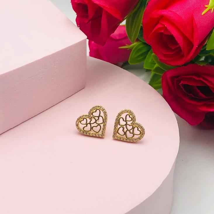 Brinco Coração Cravejado com Coraçõezinhos