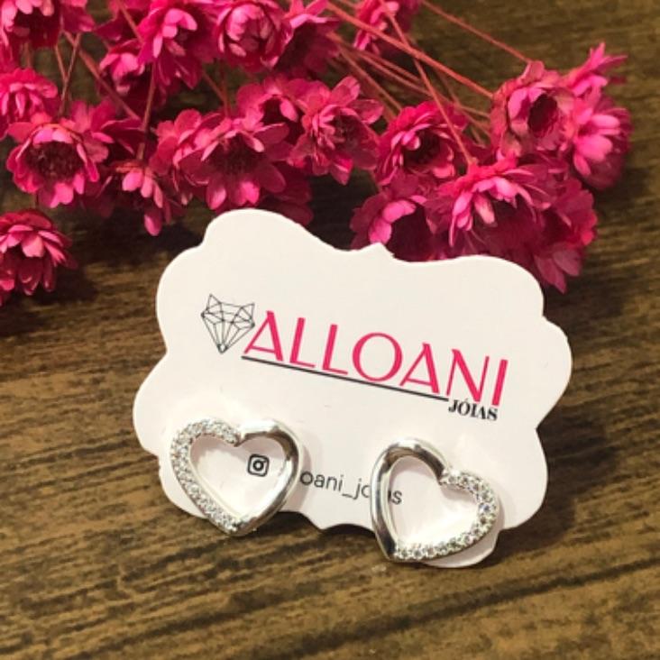 Brinco Coração um Lado Liso e Outro Cravejado