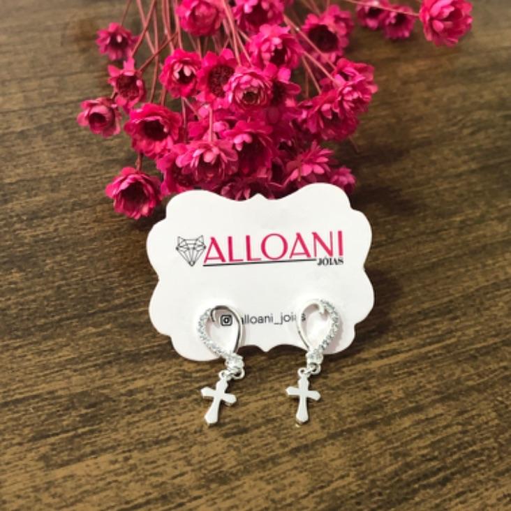 Brinco Cravejado com Pingente de Cruz