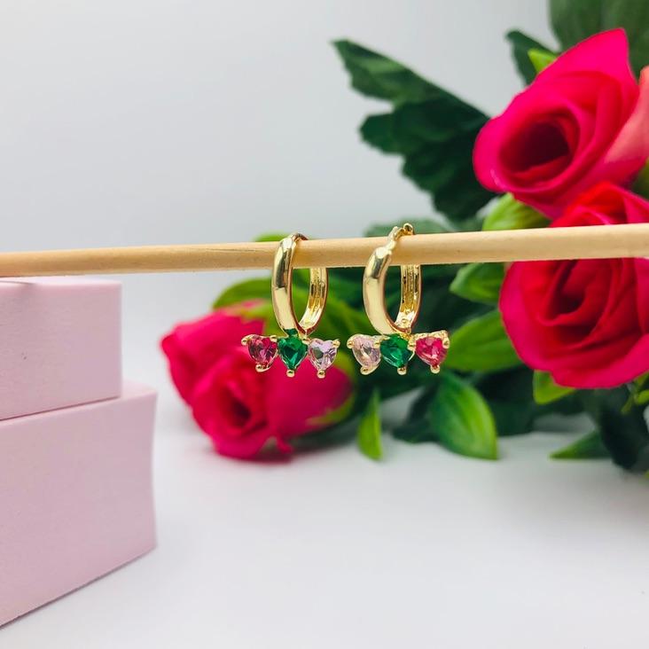 Brinco de Argola Lisa com 3 Corações Coloridos