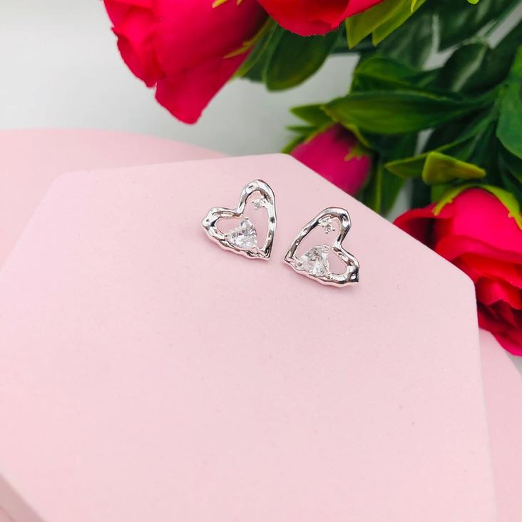 Brinco de Coração com detalhes e Zirconia
