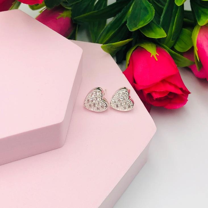 Brinco de Coração Cravejado com Berço Duplo G