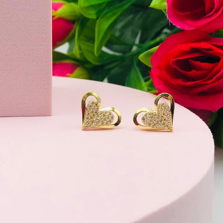 Brinco de Coração Liso com Coração Cravejado no Meio