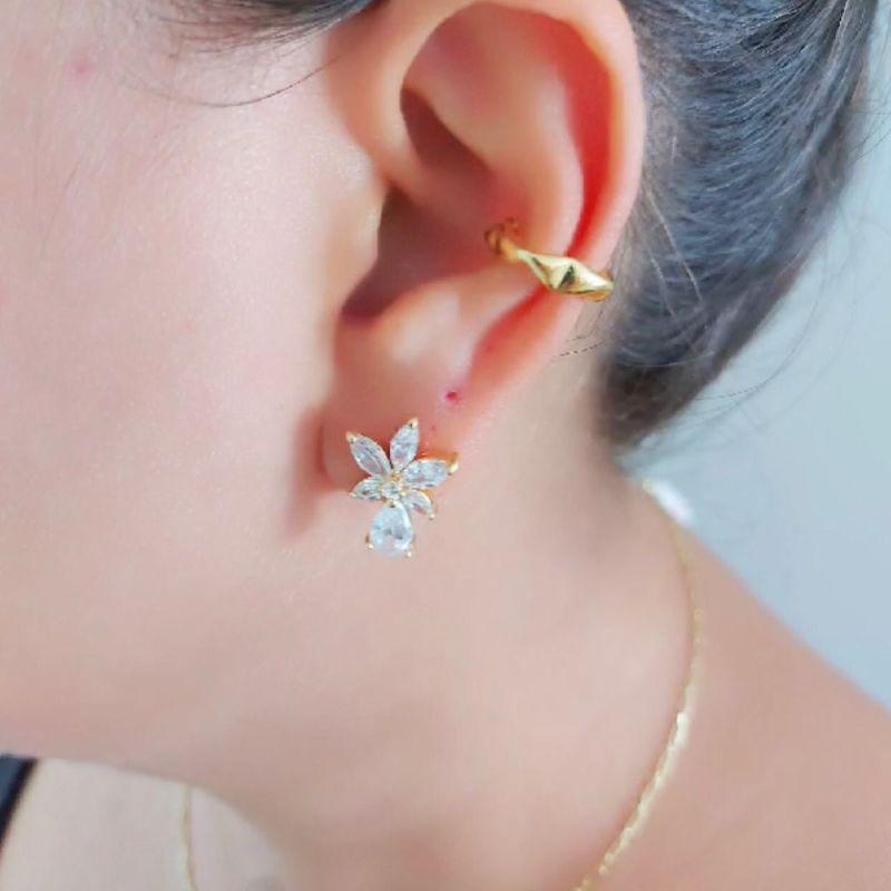 Brinco de flor com pedras