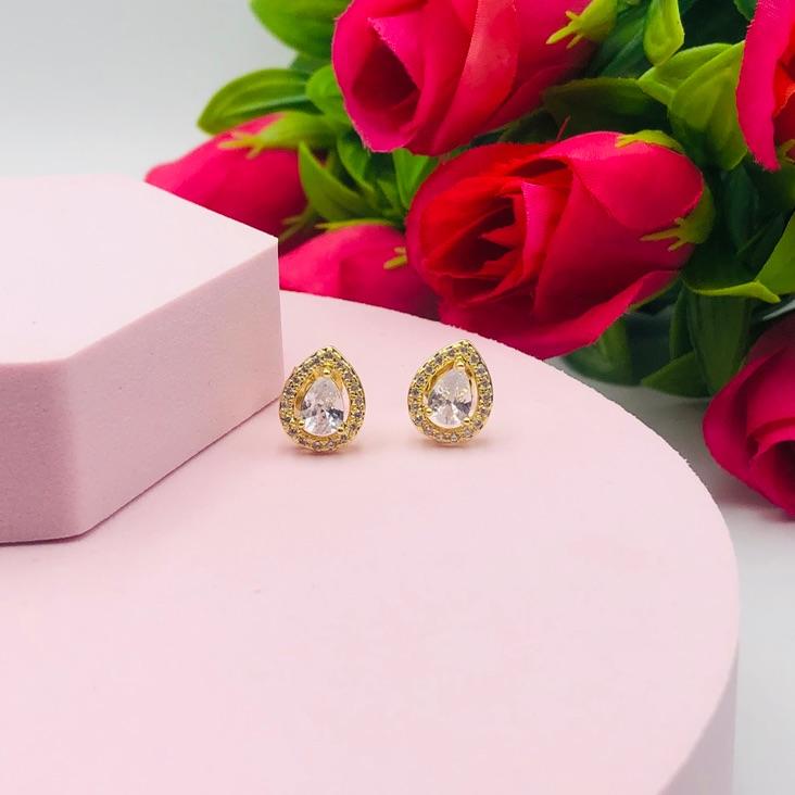 Brinco de Gota Cravejada com Zirconia no Meio M