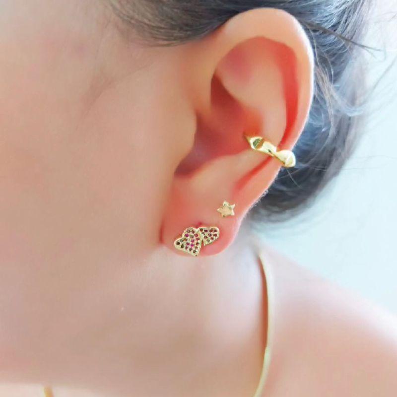 Brinco dois corações com zircônia rosa