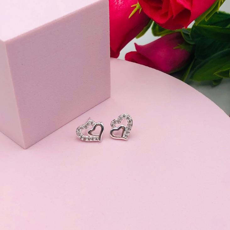 Brinco Dois Corações Um liso e Um Cravejado