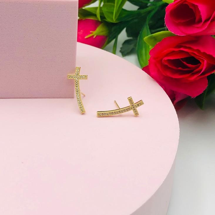 Brinco Ear Cuf de Cruz Cravejado