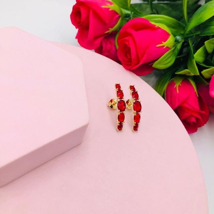 Brinco Ear Cuff com Zirconias Vermelhas