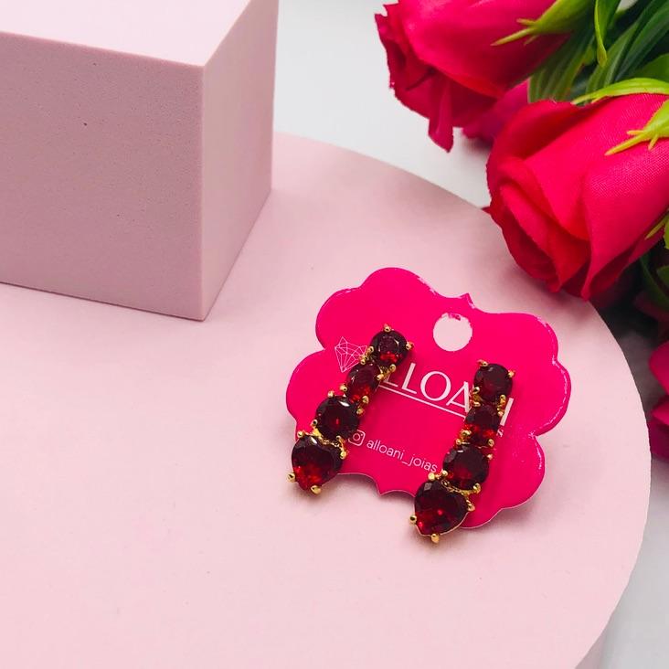 Brinco ear hook com pedras vermelhas