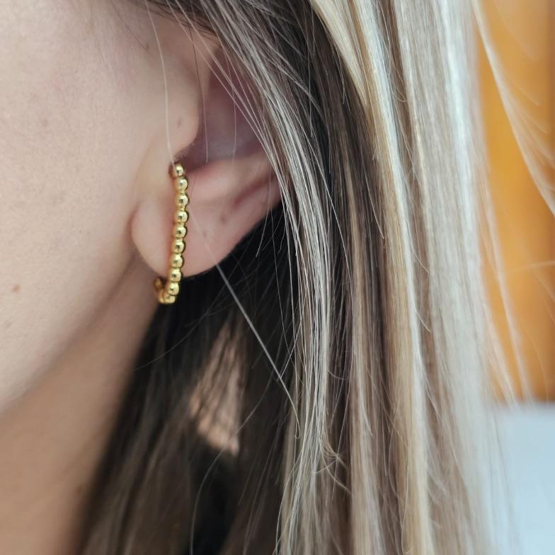 Brinco Ear Hook Trabalhado com Bolinhas