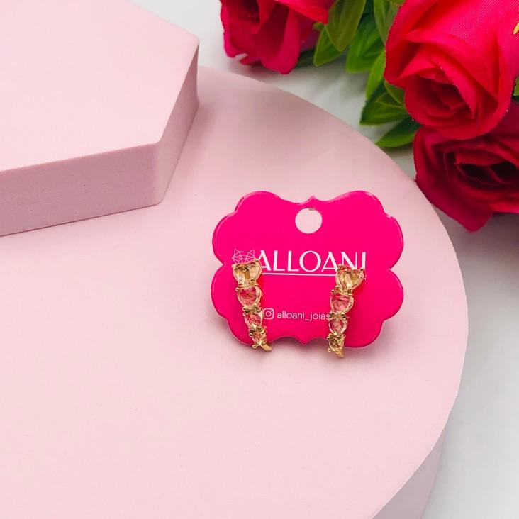 Brinco ear hoot com pedras em coração