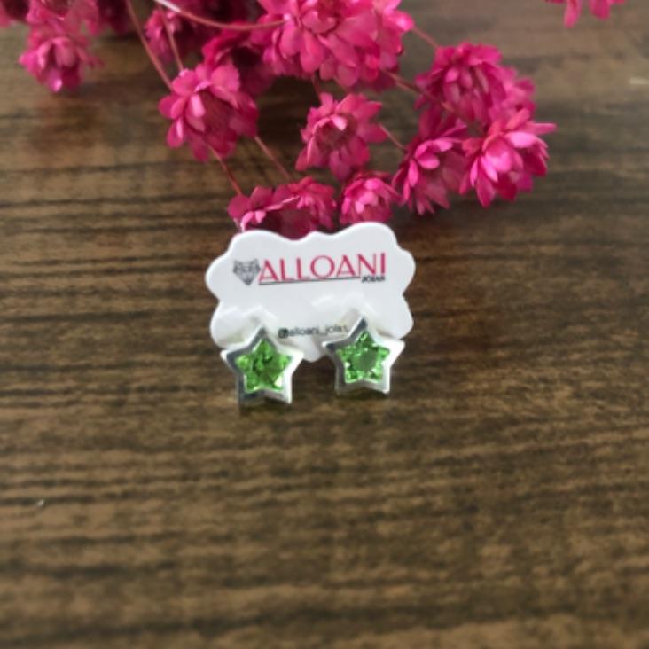 Brinco estrela com pedra verde