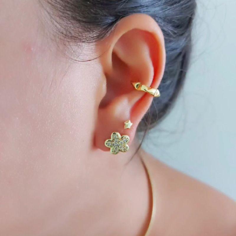 Brinco flor cravejado