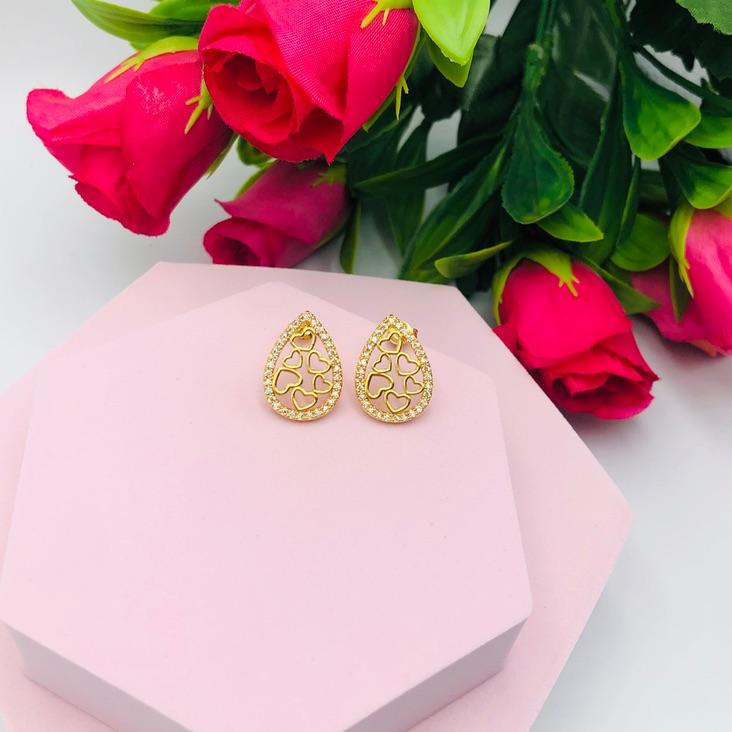 Brinco gota cravejado com corações