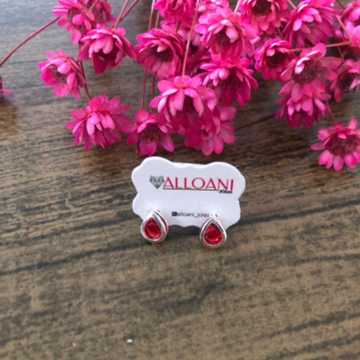 Brinco gota vermelha