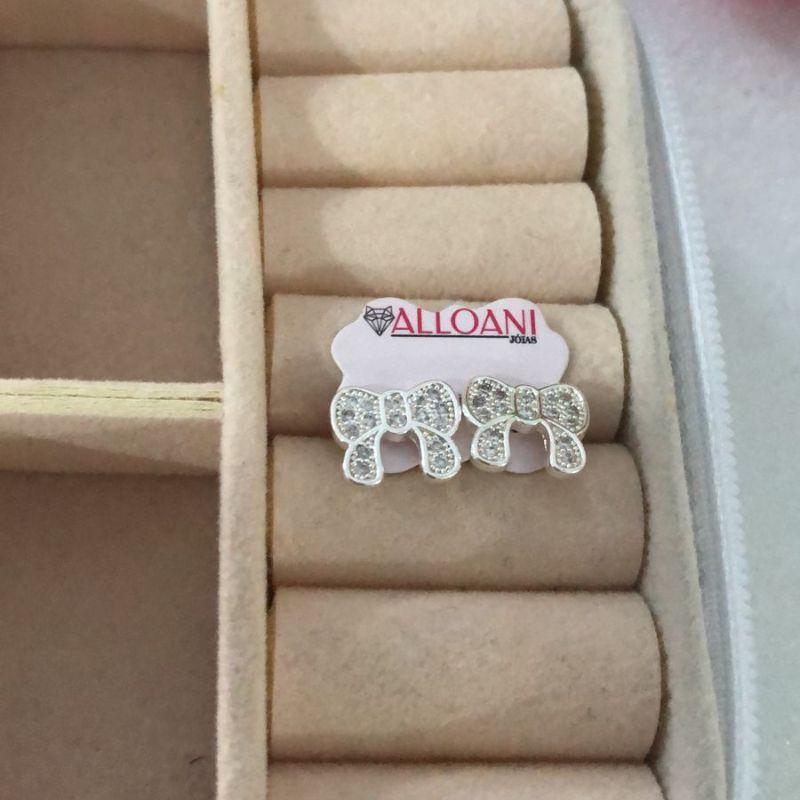 Brinco laço com zirconias