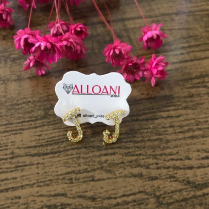 Brinco letra J cravejada