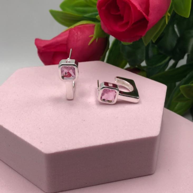 Brinco Meia Argola com Pedra Rosa