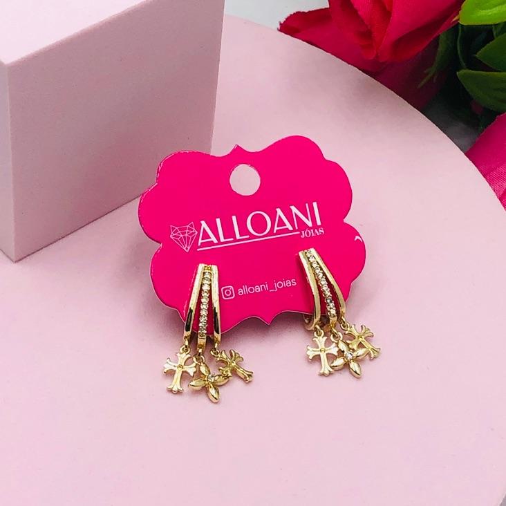 Brinco Meia Argola com Pingentes Cruz