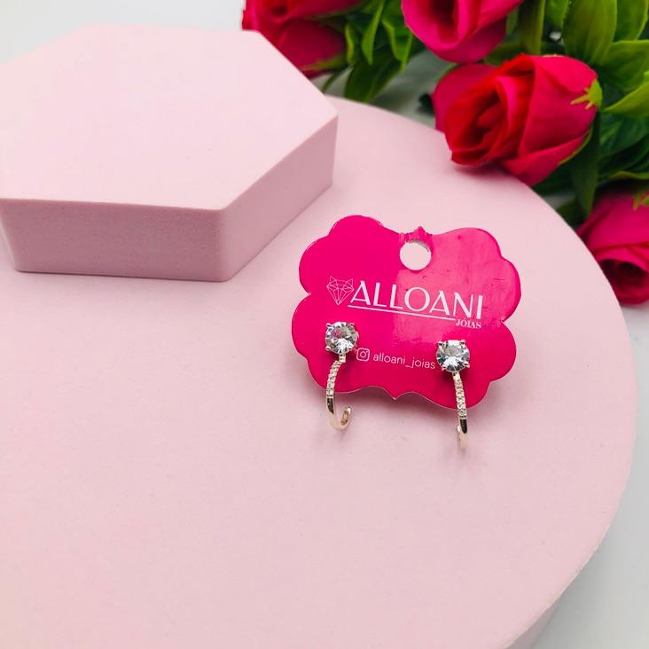 Brinco meia argola com ponto de Luz