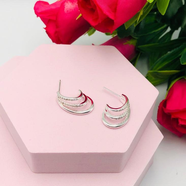 Brinco Meia Argola Cravejada e Lisa