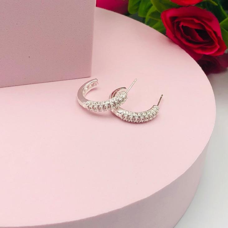 Brinco Meia Argola Cravejada Redonda