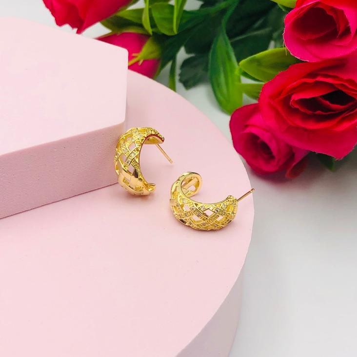 Brinco Meia Argola Listras em X Cravejada