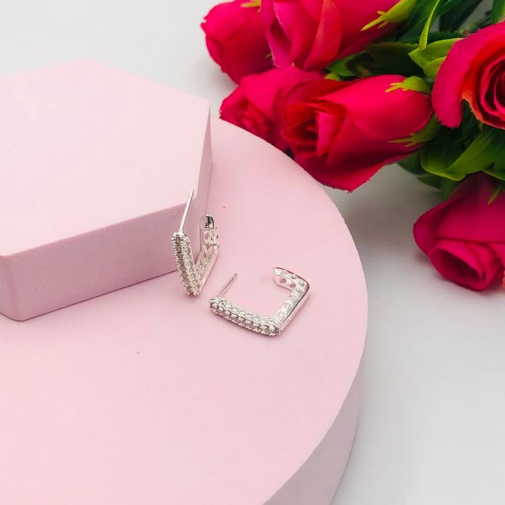 Brinco Meia Argola Quadrada Cravejada