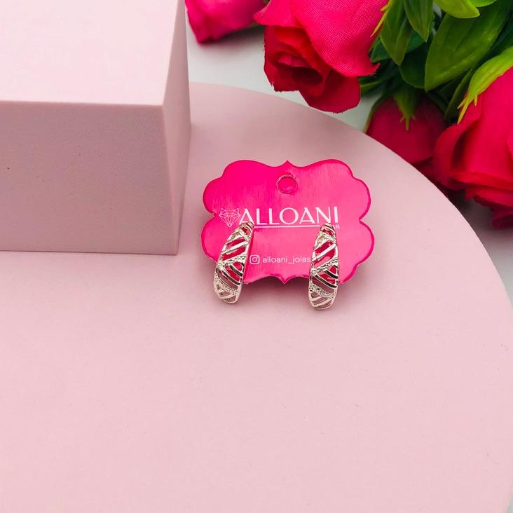 Brinco meia argola trabalhado