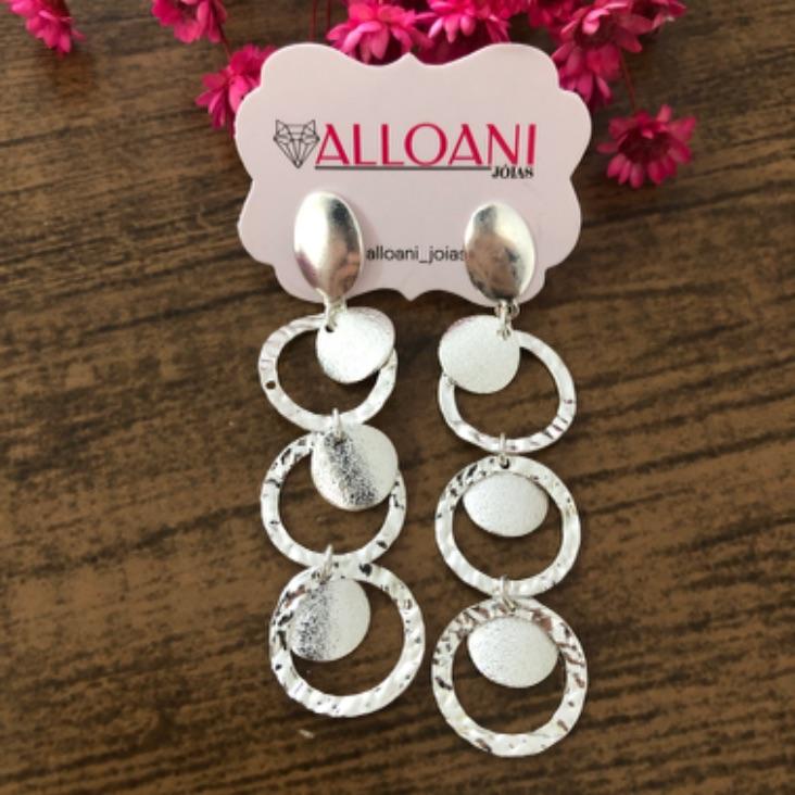 Brinco pendurado com círculos