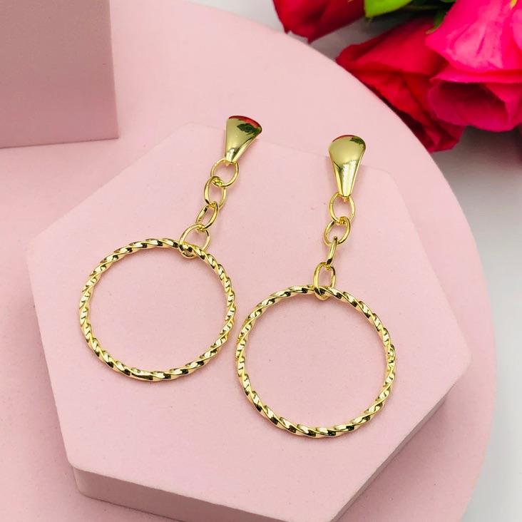 Brinco pendurado com corrente com círculo