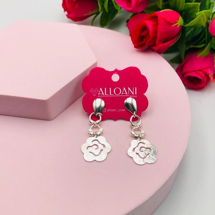 Brinco pendurado com flor