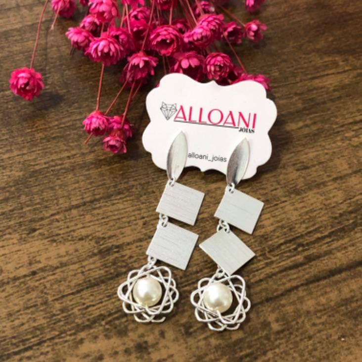 Brinco Pendurado com Formas Geométricas e Pérola