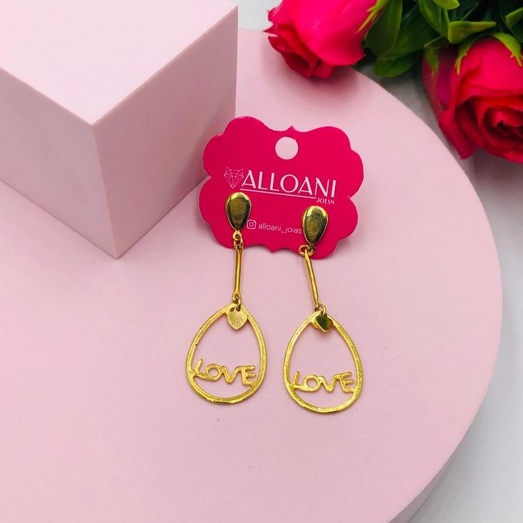 Brinco Pendurado com Gota Escrito Love
