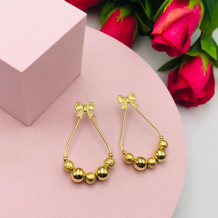 Brinco Pendurado com Laço e Bolinhas