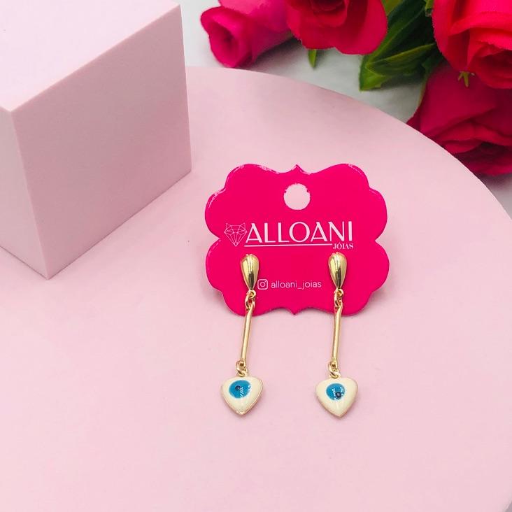 Brinco pendurado com olho grego em formato de coração