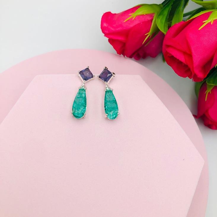 Brinco Pendurado com Pedra Roxa e Gota Verde