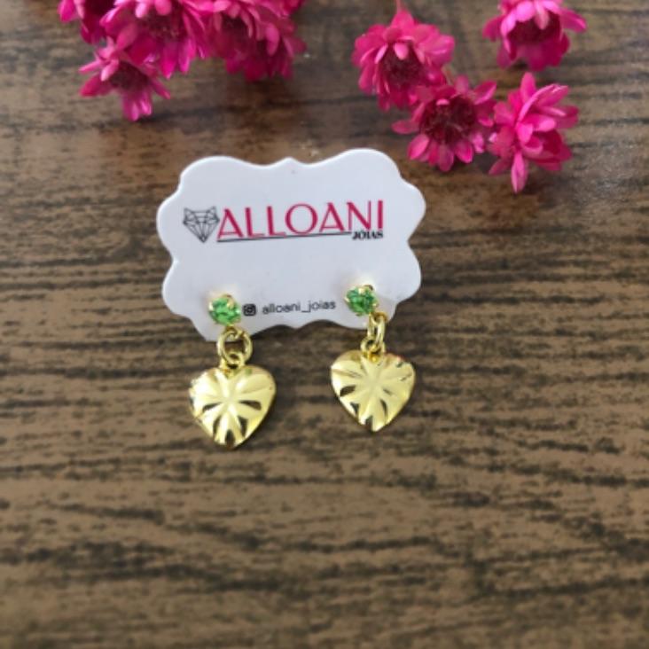 Brinco pendurado com pedra verde e coração