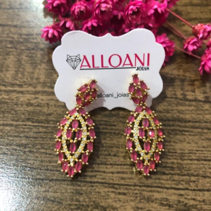 Brinco pendurado com pedras rosa