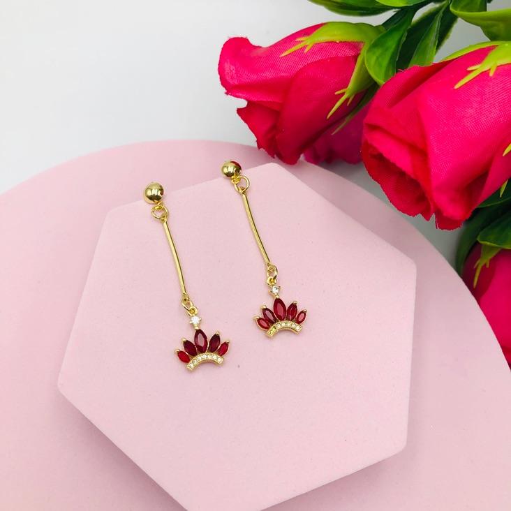 Brinco Pendurado com Pingente Coroa Vermelho