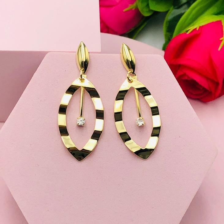 Brinco pendurado com ponto de Luz