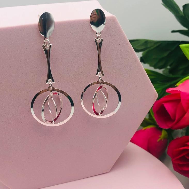 Brinco pendurado em formato de bola