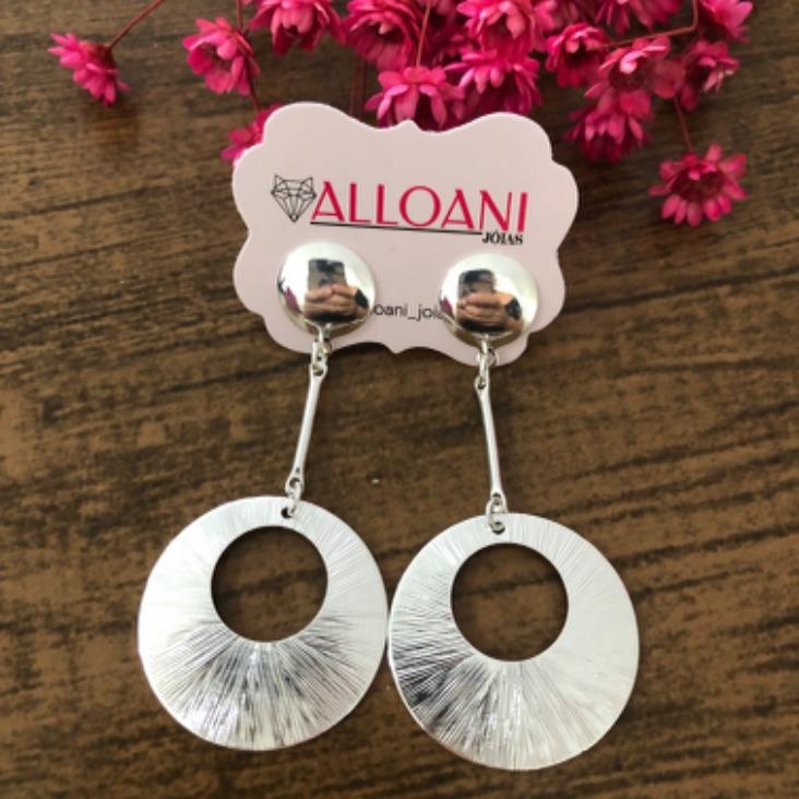 Brinco pendurado em formato de círculos