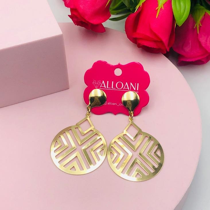 Brinco pendurado em formato redondo