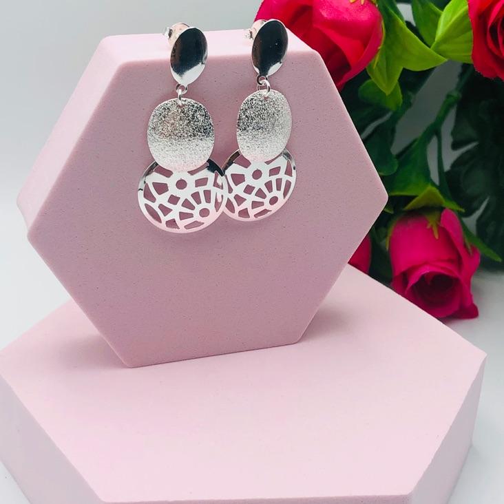 Brinco pendurado em formato redondo