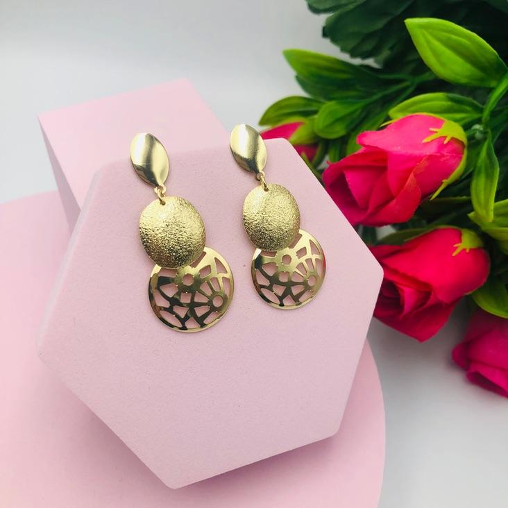 Brinco Pendurado em Formato Redondo